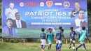 Sejumlah anak tampak antusias mengolah bola mengikuti coaching clinic di Lapangan ABC Senayan, Jakarta, Rabu (28/3/2018). Acara ini dalam rangkaian peluncuran Patriot 165 FC. (Bola.com/Asprilla Dwi Adha)