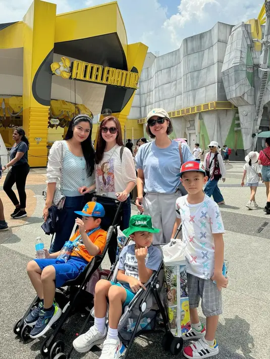 Titi Kamal juga terlihat manis dengan kemeja v-neck putih biru kotak-kotak. [@titi_kamall]