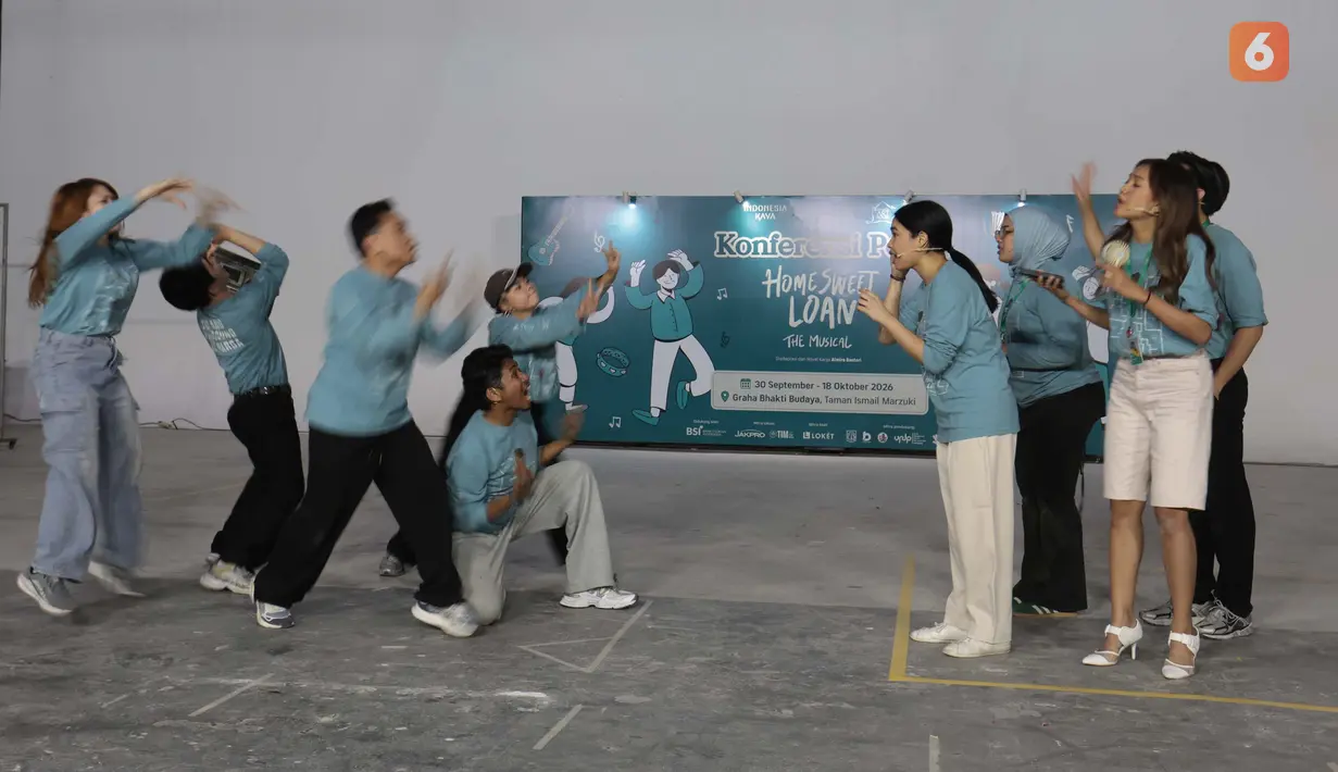 Para pemeran berlatih gerakan dan koreografi dalam sesi latihan Home Sweet Loan The Musical di Jakarta, Senin (14/9/2026). (KLY/Budy Santoso)