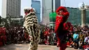 Pertunjukkan barongsai memeriahkan ajang car free day (CFD) di kawasan Bundaran Hotel Indonesia (HI) Jakarta, Minggu (26/1/2020). Barongsai tersebut sengaja dihadirkan dalam rangka perayaan Imlek 2020 untuk menghibur para warga yang tengah mengikuti CFD. (Liputan6.com/Johan Tallo)