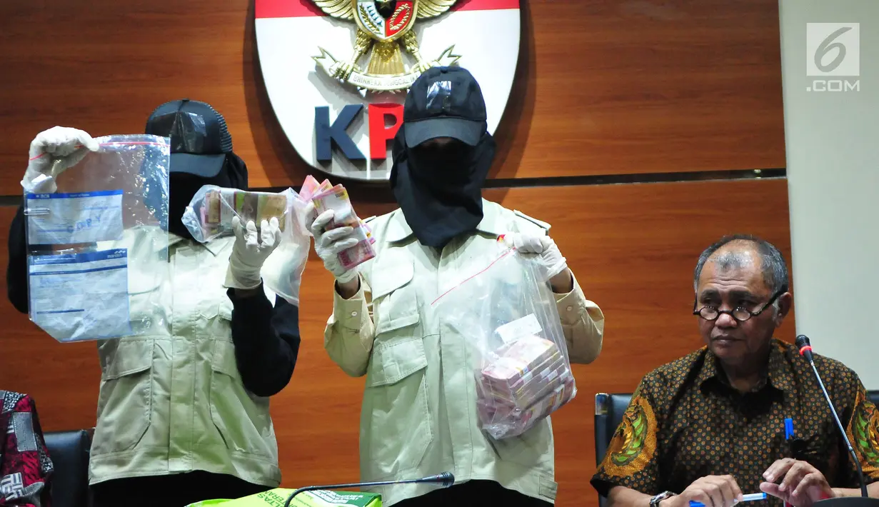 Petugas KPK menunjukan barang bukti uang tersangka Wali Kota Tegal Siti Masitha terkait dugaan suap pengelolaan dana jasa kesehatan di RSUD Kardinah dan pengadaan barang jasa di Gedung KPK, Jakarta, Kamis (30/8). (Liputan6.com/Helmi Afandi)