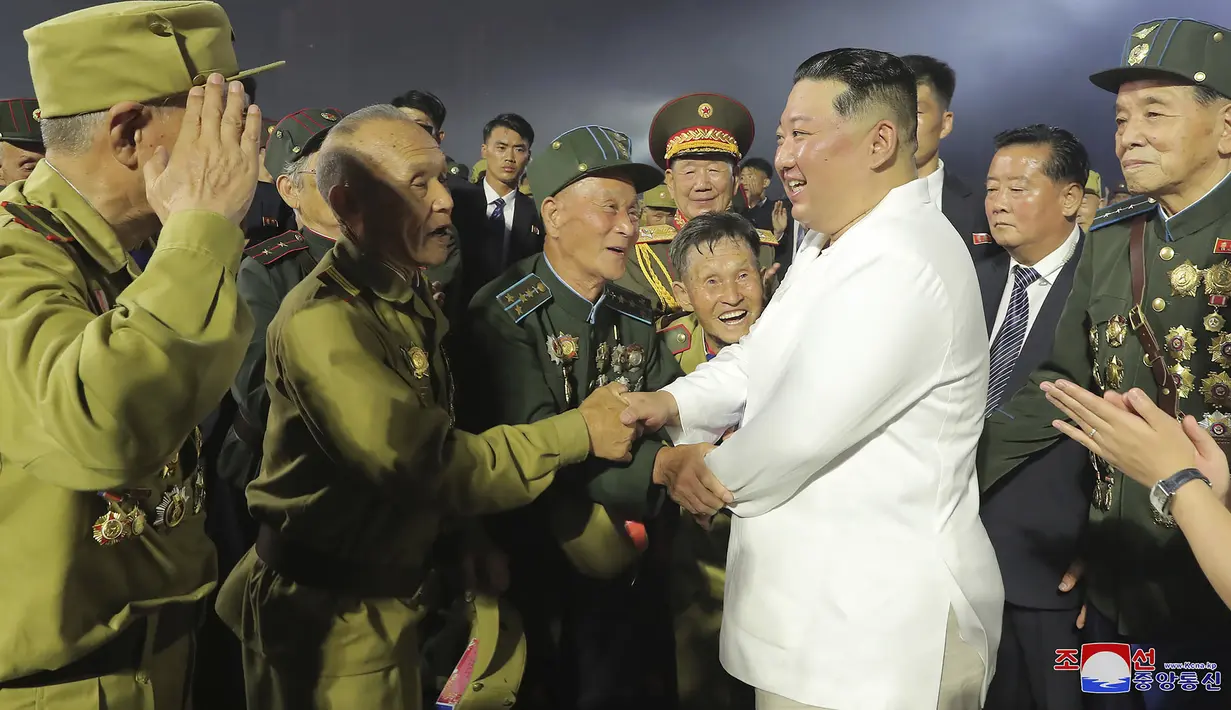 Pemimpin Korea Utara Kim Jong-un (ketiga kanan) berjabat tangan dengan veteran perang saat upacara untuk menandai peringatan ke-69 tahun penandatanganan gencatan senjata yang mengakhiri pertempuran dalam Perang Korea di Pyongyang, Korea Utara, 27 Juli 2022. Konferensi Nasional Veteran Perang ke-8 berlangsung di Pyongyang pada hari sebelumnya. (Korean Central News Agency/Korea News Service via AP)