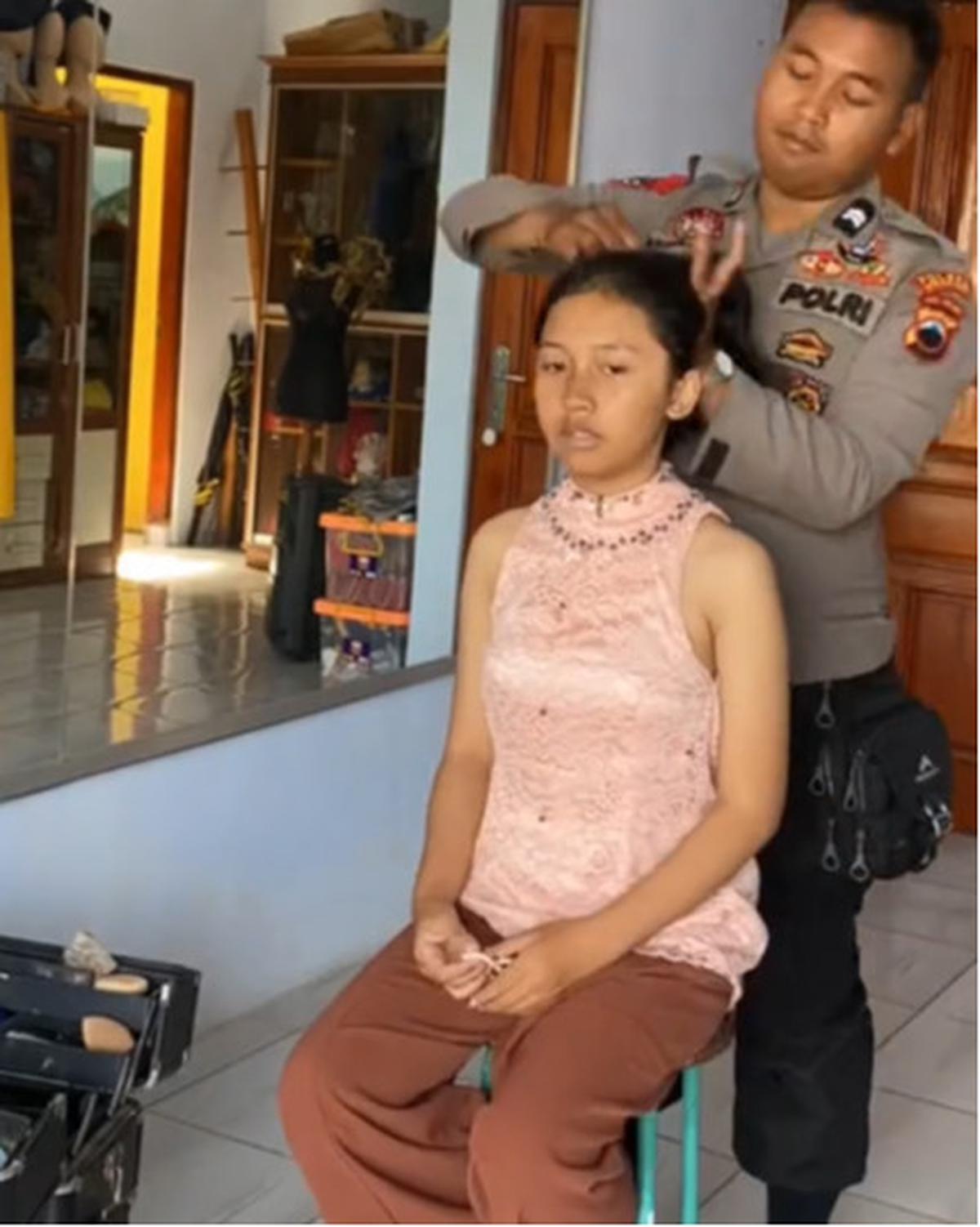 Viral Momen Polisi Make Up Penari, Aksinya Curi Perhatian