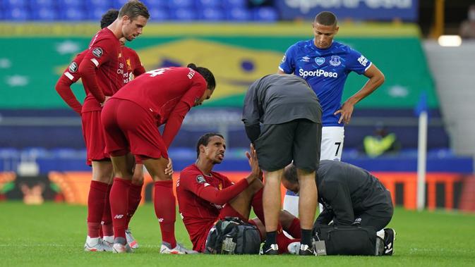 Bek Liverpool, Joel Matip, dipastikan tak akan bermain lagi di sisa pertandingan musim ini karena cedera kaki. (AFP/Jon Super)