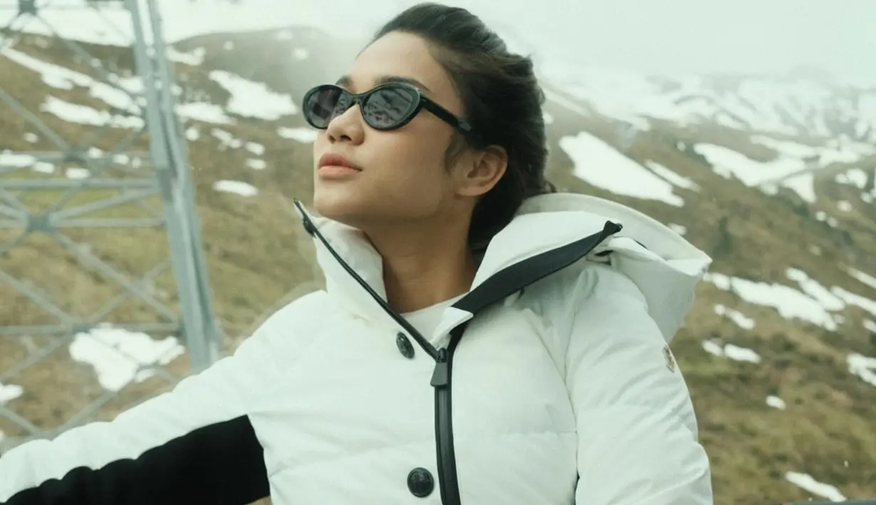 Berada di Jungfraujoch, setiap wisatawan bisa naik kereta gantung untuk menuju lokasi yang lebih tinggi. Sambil bersantai untuk menuju lokasi yang diinginkan, momen seperti ini menjadi salah satu momen yang tepat untuk abadikan momen indah ketika liburan di Swiss. (Liputan6.com/IG/@azizahsalsha_)