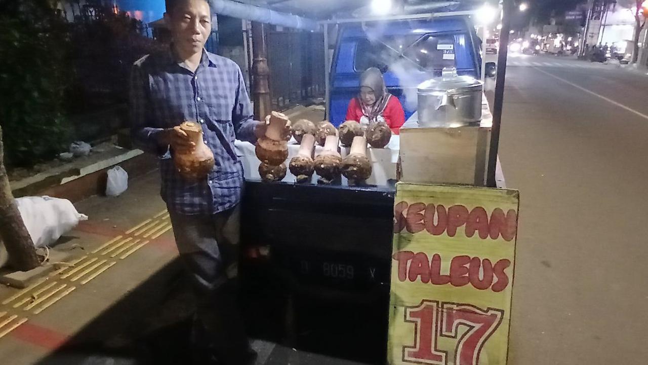 Laku Ratusan Bungkus Per Malam