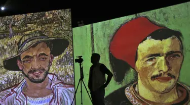 Seorang pria mengambil video dalam pameran lukisan Vincent van Gogh versi digital di Dubai, Uni Emirat Arab, Minggu (11/3). Pameran ini bertema Van Gogh Alive. (AP Photo/Kamran Jebreili)