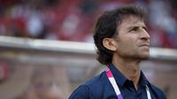 Pelatih Indonesia, Luis Milla, saat melawan Uni Emirat Arab (UEA) pada laga Asian Games di Stadion Wibawa Mukti, Jawa Barat, Jumat (24/8/2018). Indonesia kalah adu penalti dari UEA. (Bola.com/Vitalis Yogi Trisna)