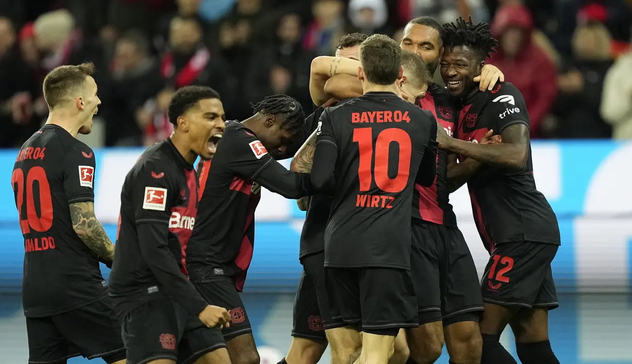 Pemain Bayer Leverkusen merayakan gol yang dicetak oleh Robert Andrich ke gawang Mainz dalam duel pekan ke-23 Bundesliga di Stadion BayArena, Sabtu (24/2/2024). Kemenangan ini membuat anak Xabi Alonso nyaman di puncak klasemen dengan 61 poin. (AP Photo/Martin Meissner)