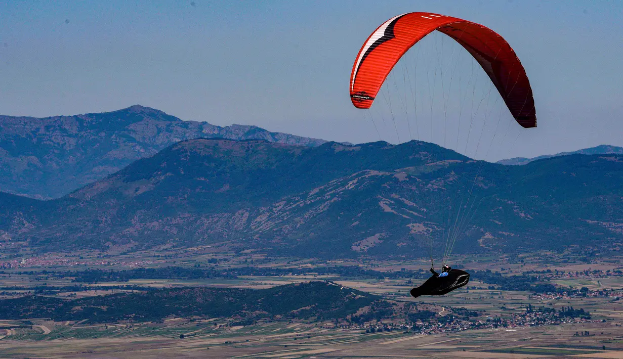 Seorang pemain paralayang turut ambil bagian dalam kegiatan luar ruangan dekat Krusevo, Makedonia Utara, pada 2 Agustus 2020. (Xinhua/Tomislav Georgiev)