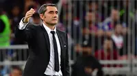 Pelatih Barcelona, Ernesto Valverde saat mendampingi timnya di babak semifinal Piala Super Spanyol, Jumat dini hari WIB (10/1/2020). Dalam duel ini, Barcelona kalah 2-3 dari Atletico Madrid. (Giuseppe CACACE / AFP)