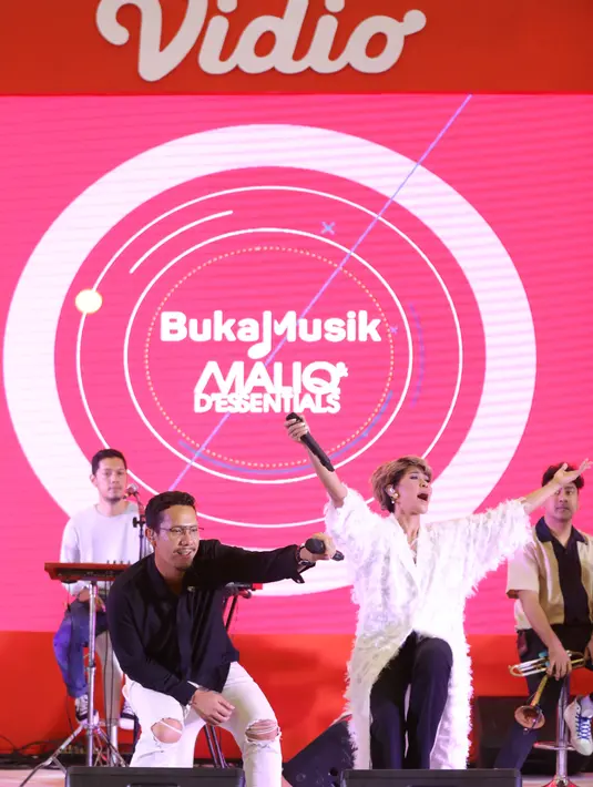 Maliq & D'essentials meriahkan acara Video Xperience yang digelar di Atrium Senayan City, Jakarta Pusat pada Minggu (22/9) malam. (Daniel Kampua/Fimela.com)