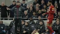 Pelatih Liverpool, Jurgen Klopp menginstruksikan pemainnya saat bertanding melawan Tottenham Hotspur pada pada pertandingan lanjutan Liga Inggris di Stadion Tottenham Hotspur di London, Inggris, Sabtu (11/1/2020). Liverpool menang 1-0 atas Tottenham. (AP Photo/Matt Dunham)