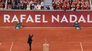Petenis Spanyol, Rafael Nadal melambakan tangan kepada para penonton saat acara seremoni perpisahan selama Prancis Open 2025 di lapangan Philippe-Chatrier, Roland Garros Stadium, Paris, Prancis, Minggu (25/05/2025) waktu setempat. (AP Photo/Thibault Camus)