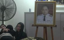 Orang Tua Pilot Helikopter Jatuh di Kalimantan Pingsan Usai Jenazah Tiba di Rumah Duka