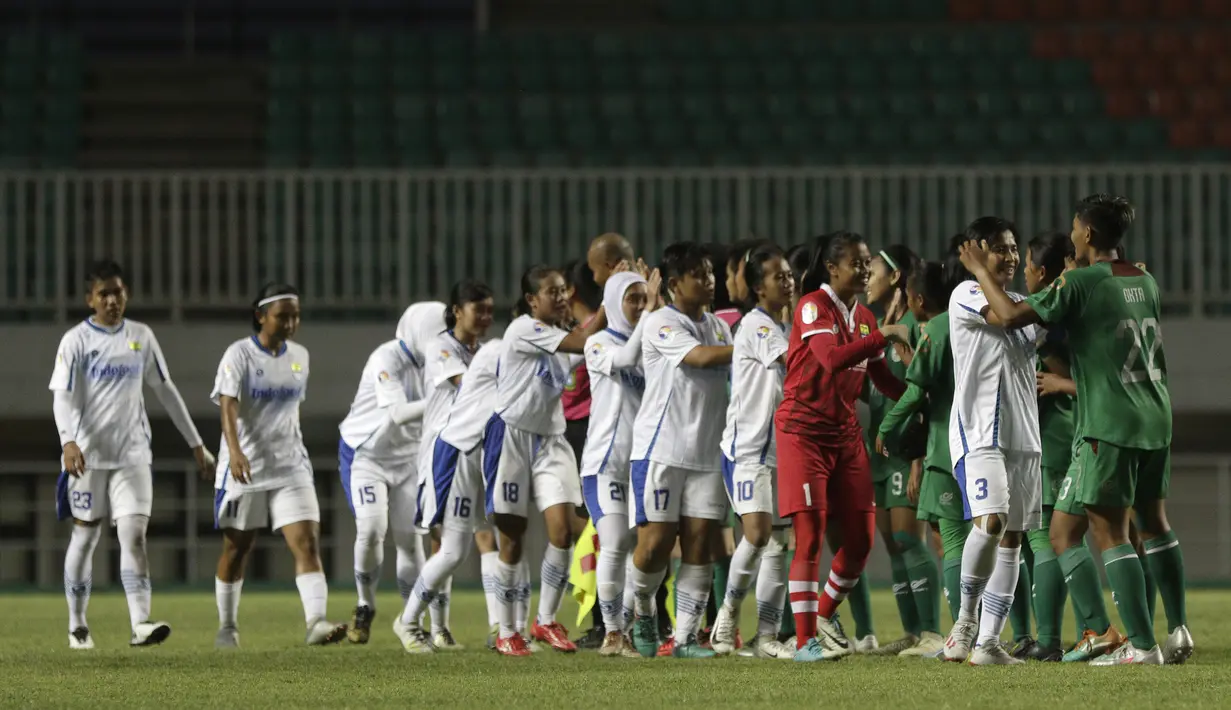 Pemain Persib Bandung Putri menyalami pemain PSS Sleman Putri usai laga Liga 1 Putri di Stadion Pakansari, Bogor, Sabtu (26/10). Persib Bandung Putri menang 3-0 atas PSS Sleman Putri. (Bola.com/Yoppy Renato)