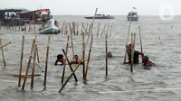 Hari ini, Rabu (22/1/2024), lebih dari 3.000 personel gabungan bersama nelayan setempat secara serentak membongkar pagar laut. (Magang/Liputan6.com/Muhammad Rizal)
