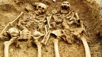 Tengkorak pasangan yang bergandengan tangan selama 700 tahun  (University of Leicester Archaeological Services )