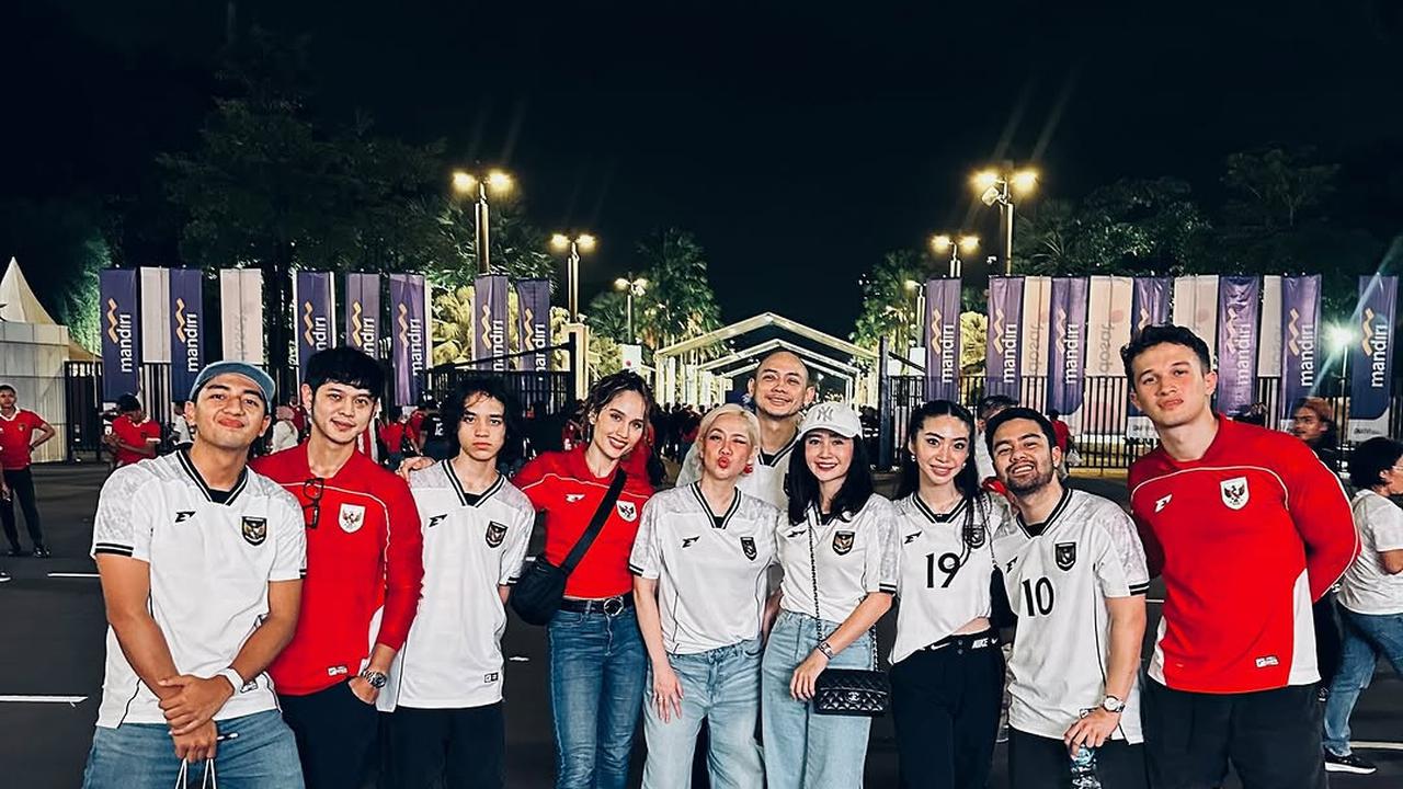 Potret Febby Rastanty Nonton Langsung Timnas Indonesia di SUGBK, Kenakan Jersey Putih