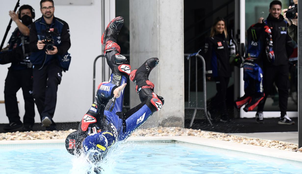 <p>Usai jumpa pers, rider Prancis ini kembali melakukan selebrasi heboh dengan melompat ke dalam kolam renang Sirkuit Portimao. (AP Photo/Jose Breton)</p>