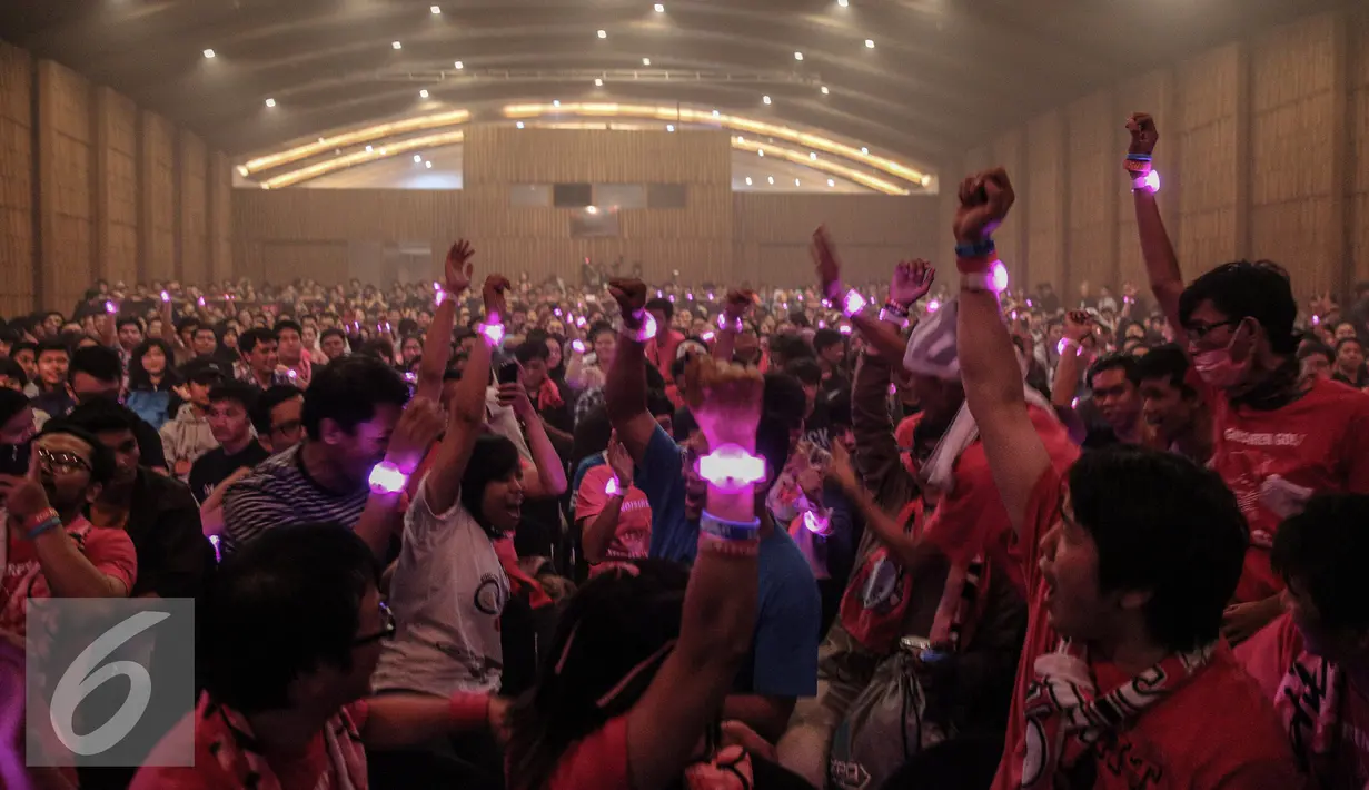 Penggemar Grup band asal Jepang Silent Siren beraksi dalam konser yang digelar di Annex Building, Jakarta, Sabtu (19/9/2015). Silent Siren terdiri dari 4 cewek cantik itu berhasil menghibur penggemarnya di Jakarta. (Liputan6.com/Faizal Fanani)