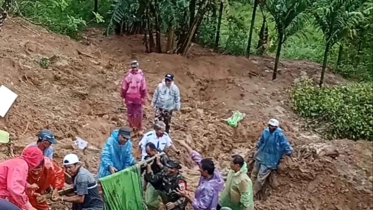3 Anggota TNI Hilang saat Evakuasi Warga di Bencana Longsor Sumatera Barat, 1 Ditemukan Gugur