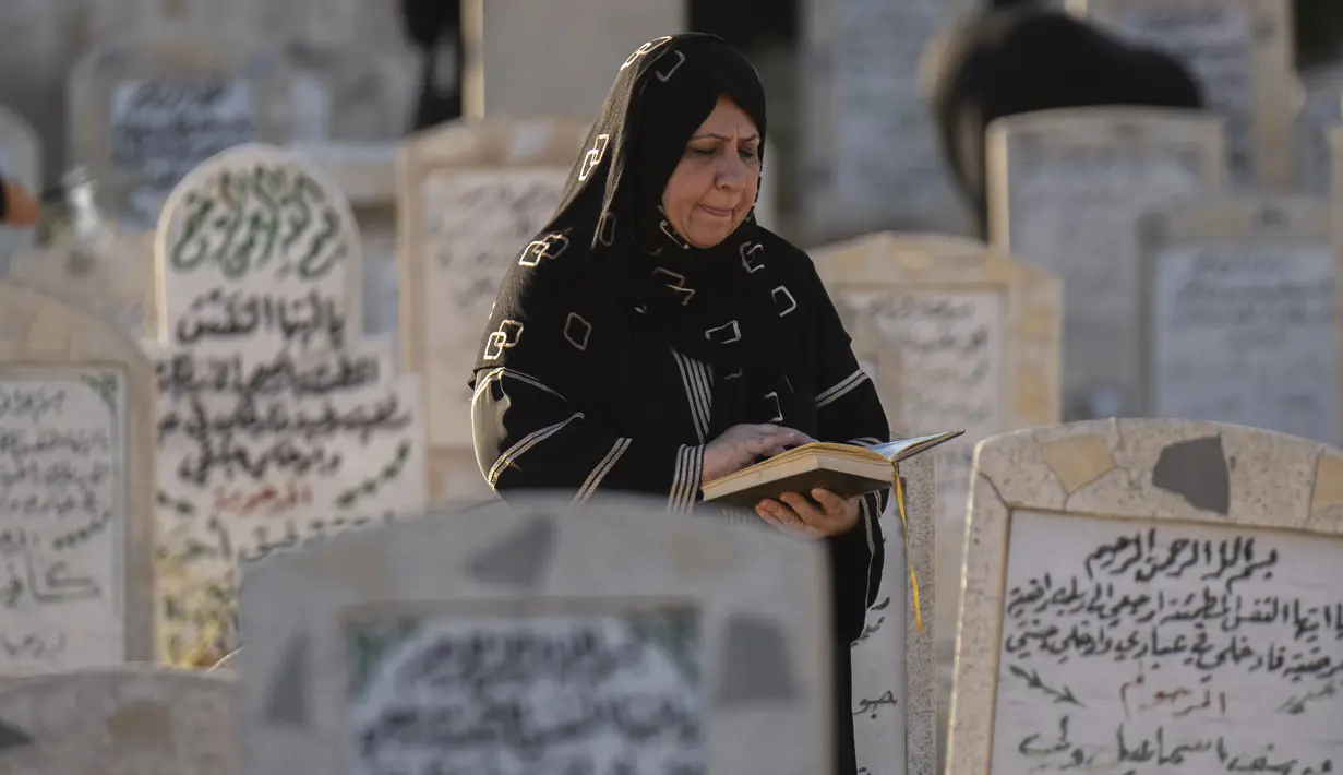 Peziarah berharap, dengan ziarah kubur tersebut para leluhur yang sudah meninggal mendapatkan syafaat dari doa yang dipanjatkan. (AP Photo/Hadi Mizban)