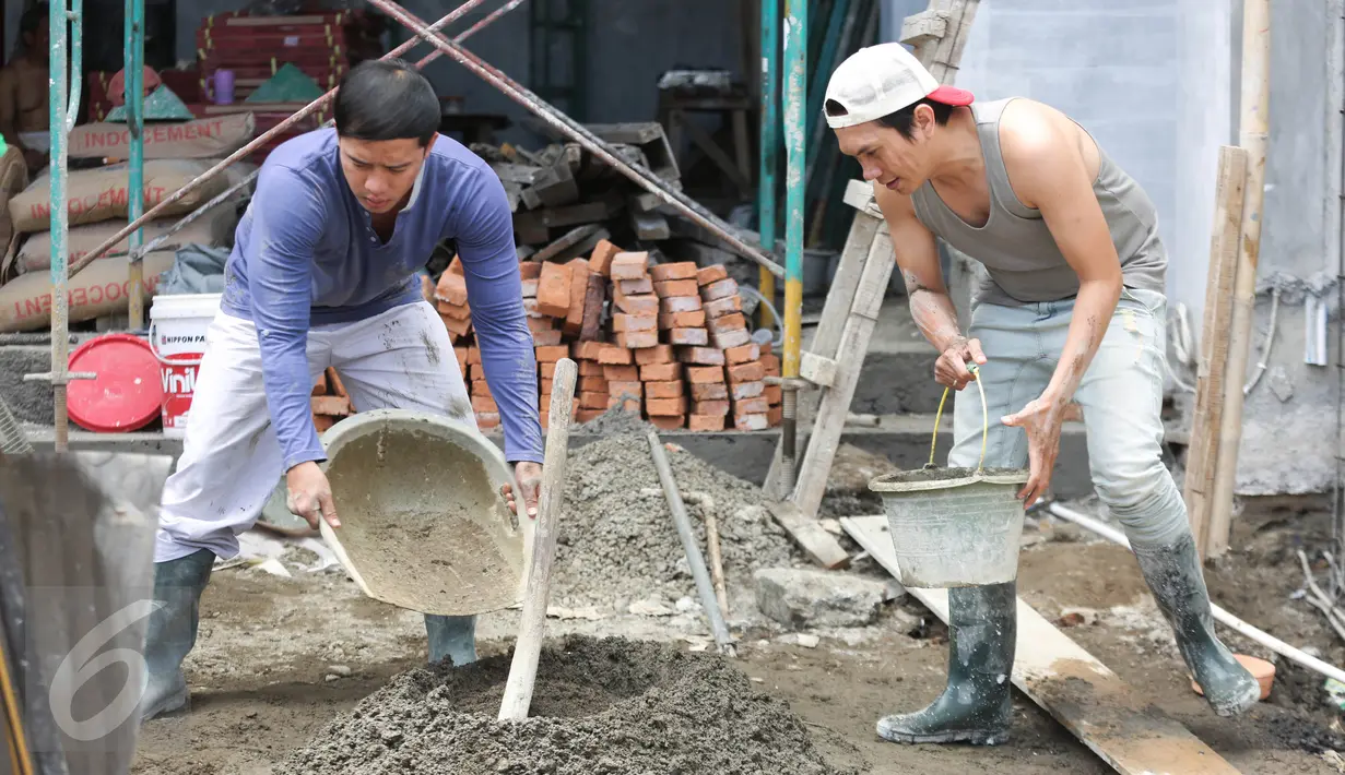 Vokalis band Repvblik, Ruri menjadi tukang bangunan saat syuting pembuatan video klip 'Sayang Sampai Mati' di kawasan Depok, Jawa Barat, Kamis (19/1). (Liputan6.com/Herman Zakharia)