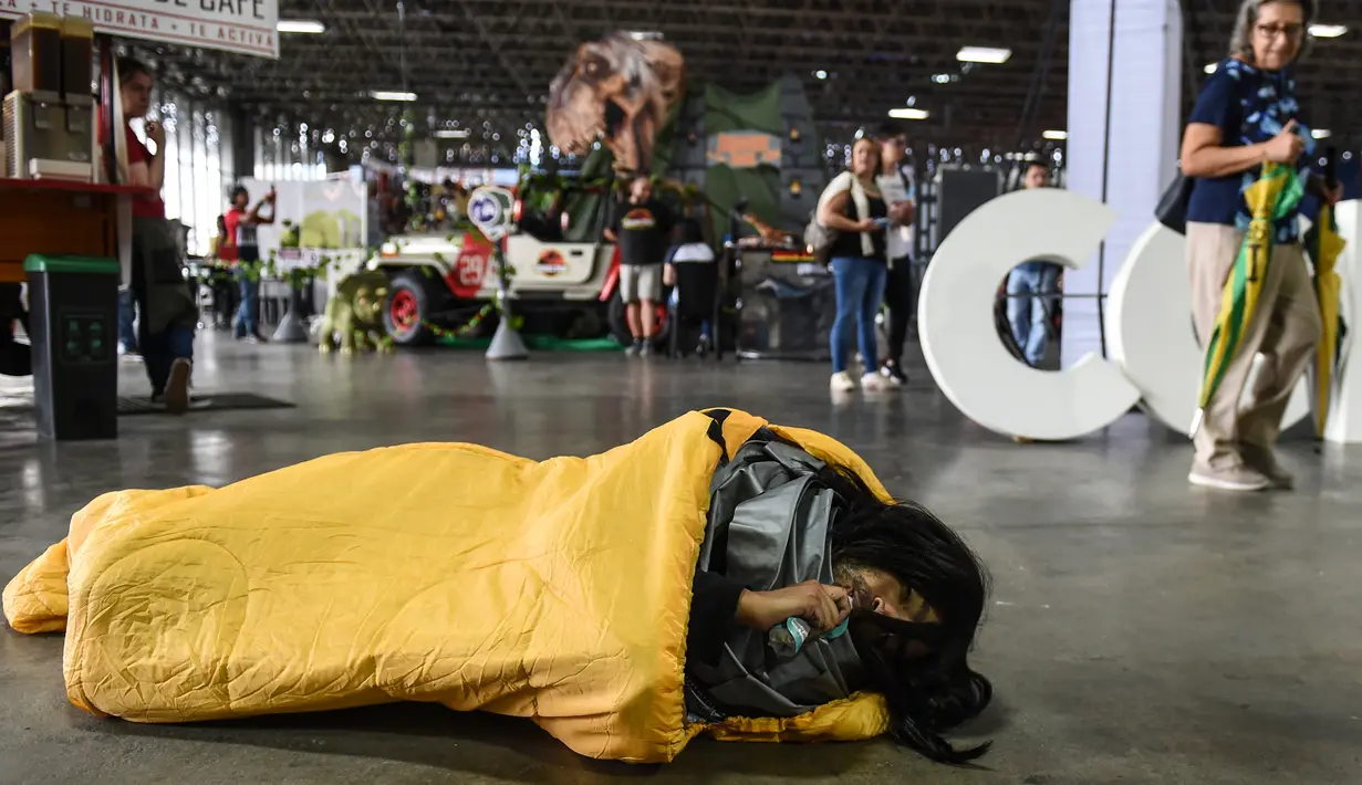 Seorang cosplay terlihat terbaring selama acara Comic Con Colombia 2018 di Medellin (16/11). Comic Con Colombia menyatukan penggemar dan pengusaha dari industri hiburan dan permainan berlangsung 16-18 November. (AFP Photo/Joaquin Sarmiento)