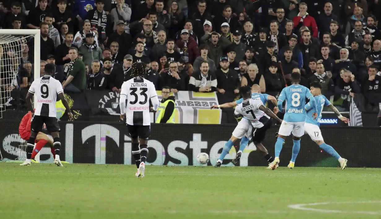 Isaac Success mencetak gol pada menit akhir untuk mengamankan poin penting bagi Udinese. (Andrea Bressanutti/LaPresse via AP)