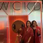 Melanie dan Priscilla Pusposuharto dalam acara pengenalan brand kosmetik lokal WCKD yang dilaksanakan di Proof at The Maj, Senayan, Jakarta Pusat pada Jumat (18/10/2019). (dok. Liputan6.com/Novi Thedora)