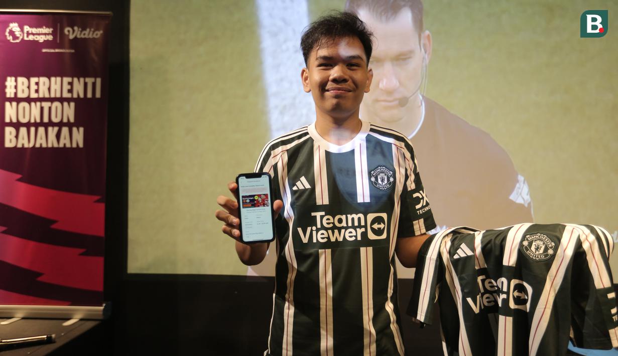 <p>Fans MU mendapatkan jersey asli saat Roaring Night Liga Inggris antara Manchester City melawan Manchester United di Fomo Bar, Melawai, Jakarta, Minggu (03/03/2024) malam WIB. (Bola.com/Pradipta Rama Baskara)</p>