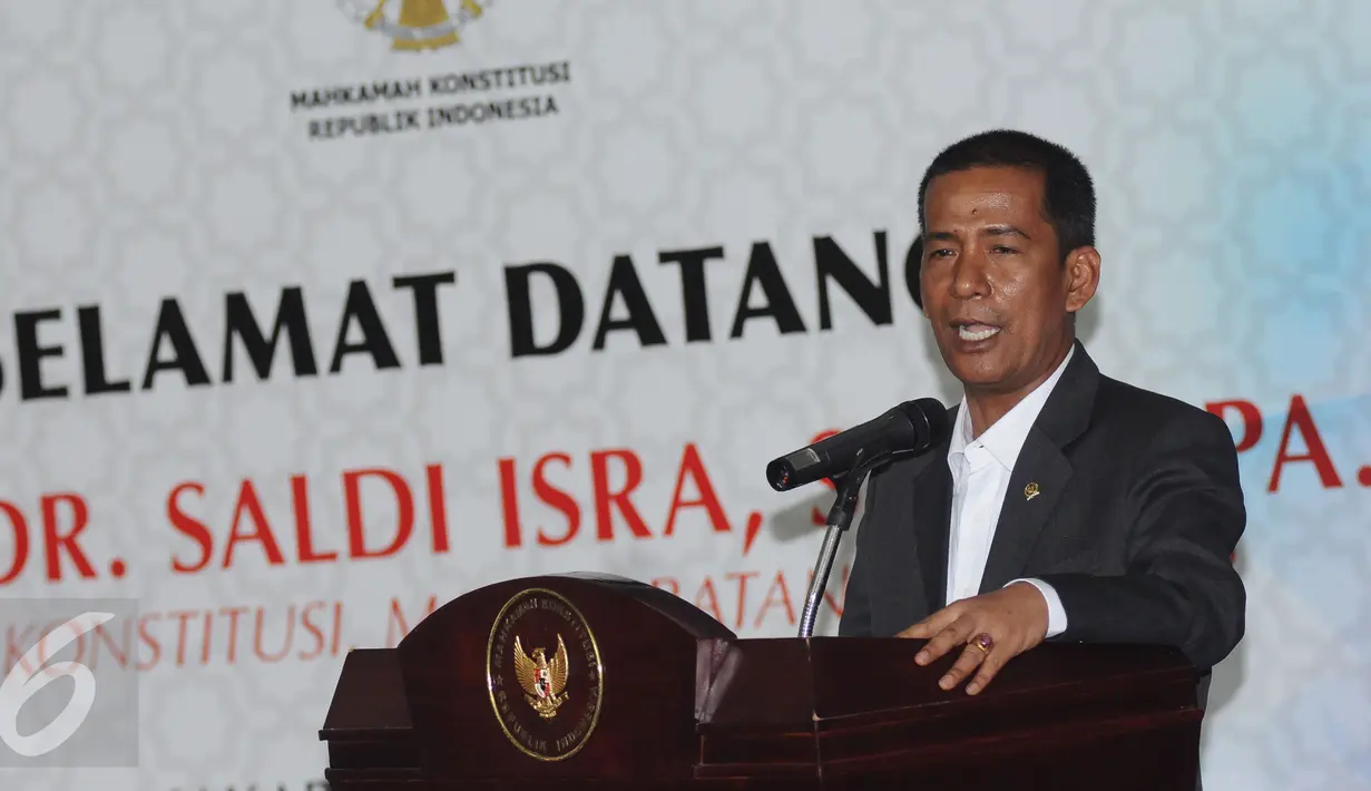 Saldi Isra memberi pernyataan saat penyambutan di Gedung Mahkamah Konstitusi, Jakarta, Selasa (11/4). Saldi Isra menjadi Hakim MK menggantikan Patrialis Akbar yang tersandung kasus dugaan penyuapan. (Liputan6.com/Helmi Fithriansyah)