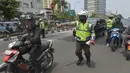 Polisi berusaha menghentikan pengendara motor ketika digelar Operasi Zebra 2014 di sekitar Pasar Senen, Jakarta, Rabu (26/11). (ANTARA FOTO/Saptono)