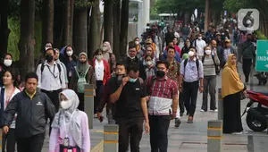 Sejumlah pekerja mengenakan masker melintas saat jam pulang kerja di kawasan Sudirman, Jakarta, Rabu (16/8/2023). (Liputan6.com/Angga Yuniar)