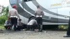 Petugas ATPMatau agen tunggal pemegang merek memeriksa sistem pengereman bus maut yang menewaskan 27 penumpangan di tanjakan emen Subang