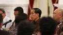 Presiden RI, Joko Widodo, berdiskusi dengan perwakilan klub dan Asprov PSSI untuk mencari jalan keluar permasalahan sepak bola Indonesia di Istana Merdeka, Jumat (15/4/2016). (Bola.com/Nicklas Hanoatubun)