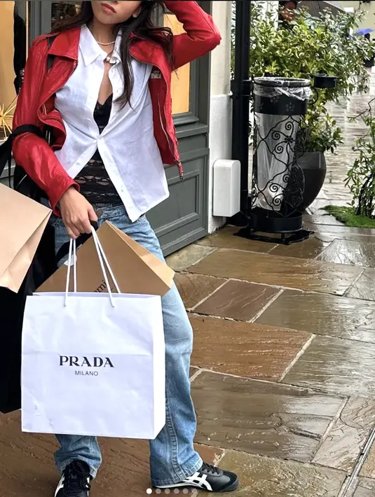 Emman berbagi konten memperlihatkan dirinya berbelanja deretan barang mewah.  [Foto: Instagram/  Emmanuelle Atienza]