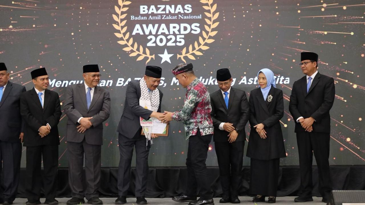 Wali Kota Tarakan Khairul Terima Anugerah BAZNAS Awards 2025