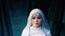 Sivia Azizah memilih white slik gown yang sederhana dipadukan turban dan veil saat resepsi pernikahannya. [Instagram/siviazizah]