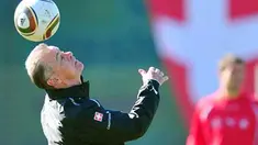 Gaya pelatih Swiss Ottmar Hitzfeld bermain dengan bola saat sesi latihan tim di Vaal University Technology, Vanderbijlparkpark, 14 Juni 2010, jelang PD 2010. AFP PHOTO / PHILIPPE HUGUEN 