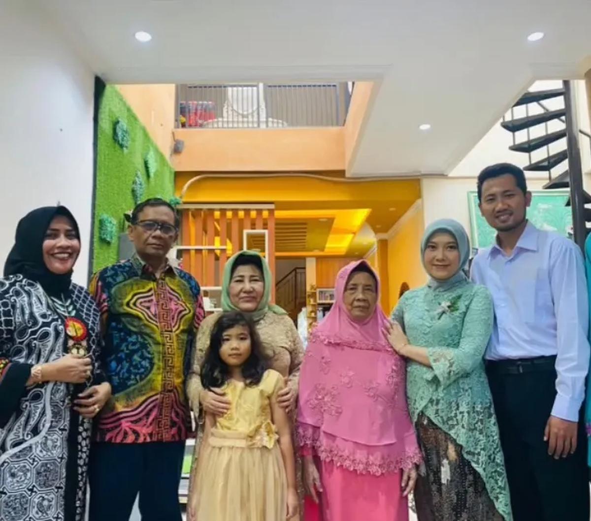 Rupanya, itu merupakan salah satu parenting dari Mahfud ke anak-anaknya. Ia memberikan pesan penting bahwa jangan pernah bilang kalau mereka adalah anaknya. Khususnya hanya untuk mencari kemudahan akses.<br>