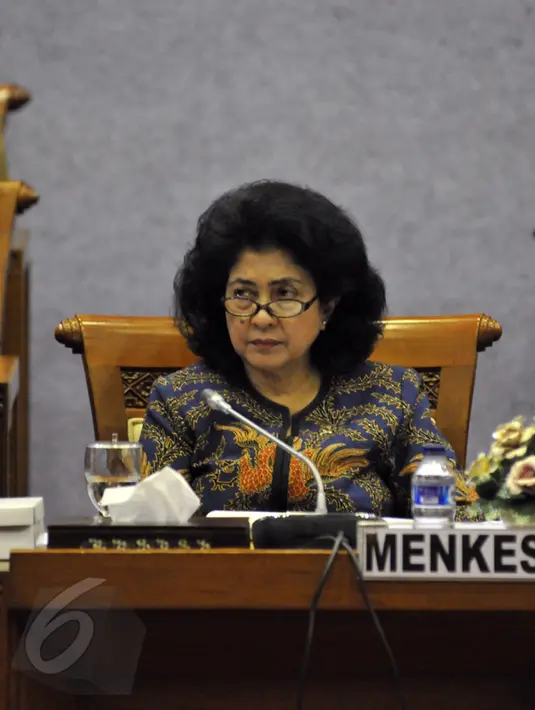 Menteri kesehatan, Nila F Moeloek mengikuti rapat kerja bersama komisi IX DPR RI di Jakarta, Senin (1/6/2015). Rapat membahas mengenai pembiayaan penyakit langka yang membutuhkan biaya besar seperti atresia bilier. (Liputan6.com/Andrian M Tunay)