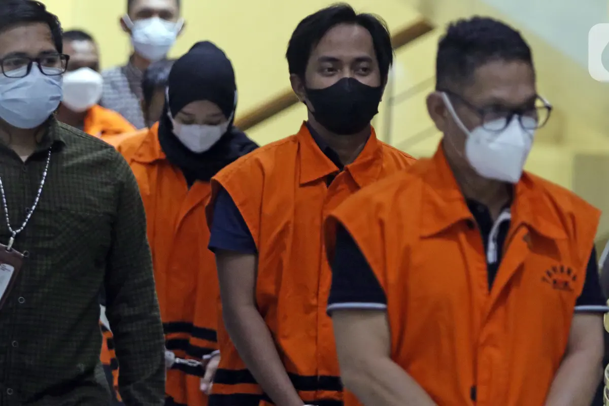 FOTO: KPK Tahan Bupati Penajam Paser Utara Abdul Gafur Mas’ud