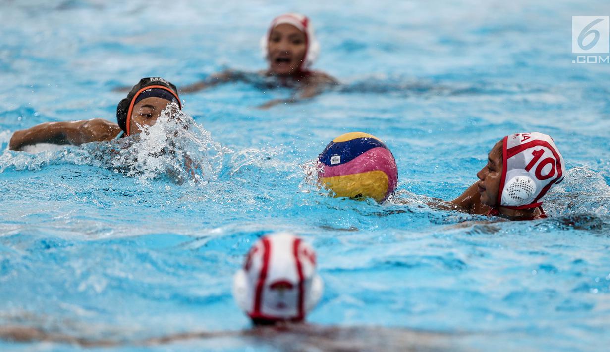 Atlet polo air putri Indonesia Nyoman Ayu Savitri Ar (kanan) saat melawan atlet polo air putri Malaysia di National Aquatic Center, Kuala Lumpur, Malaysia, Sabtu (19/8). Indonesia mengalahkan Malaysia dengan skor 7-1. (Liputan6.com/Faizal Fanani)