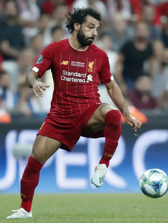 Gelandang Liverpool, Mohamed Salah mengontrol bola saat bertanding melawan Chelsea pada pertandingan Piala Super Eropa 2019  di Besiktas Park, di Istanbul (15/8/2019). Liverpool menang adu penalti atas Chelsea 5-4 (2-2). (AP Photo/Thanassis Stavrakis)