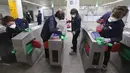 Petugas melakukan disinfeksi pada gerbang elektronik (e-gate) di stasiun kereta bawah tanah di Seoul, Selasa (28/1/2020). Korea Selatan telah mengonfirmasi kasus virus corona ke-4 di negaranya pada Senin (27/1/2020), setelah sebelumnya hanya 3 orang yang terinfeksi. (AP Photo/Ahn Young-joon)