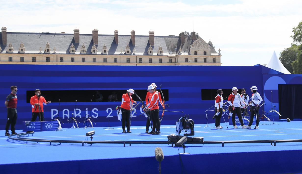 <p>Suasana laga perempatfinal panahan beregu putri Olimpiade Paris 2024 antara Indonesia menghadapi China di Invalides Arena, Paris, Minggu (28/7/2024). Indonesia kalah 1-5 dari China. (Dok. NOC Indonesia/Naif Muhammad Al'as)</p>