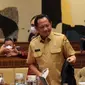 Menteri Dalam Negeri Tito Karnavian (kiri) bersama Ketua KPU Hasyim Asy’ari (kanan) saat rapat kerja dengan Komisi II DPR RI di Kompleks Parlemen, Senayan, Jakarta, Selasa (7/6/2022). Rapat membahas Peraturan KPU (PKPU) tentang Tahapan dan Jadwal Pemilu 2024. (Liputa6.com/Angga Yuniar)