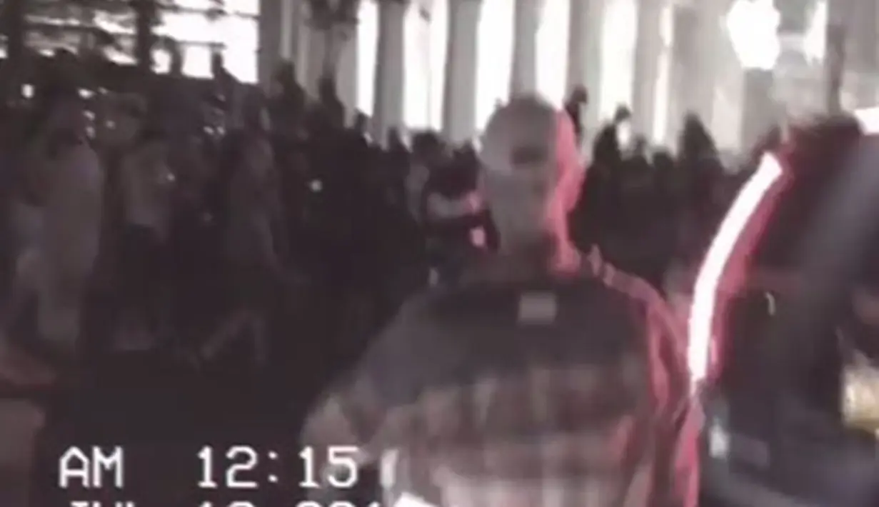 Dengan asyiknya, Justin terbilang paling antusias di antara kedua sahabatnya. Tak ada hentinya Justin berlari demi mengumpulkan koleksi Pokemon.(instagram/Bintang.com)